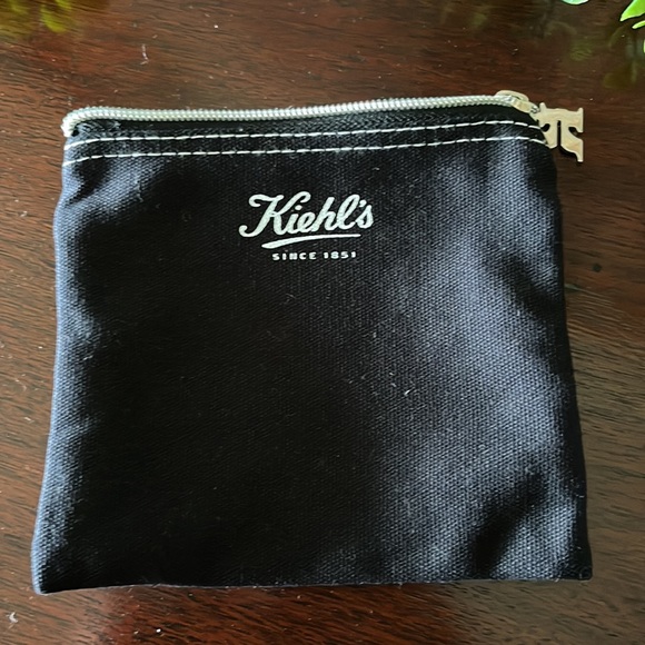 Kiehl's for Delta travel pouch with 10 items - Picture 2 of 14